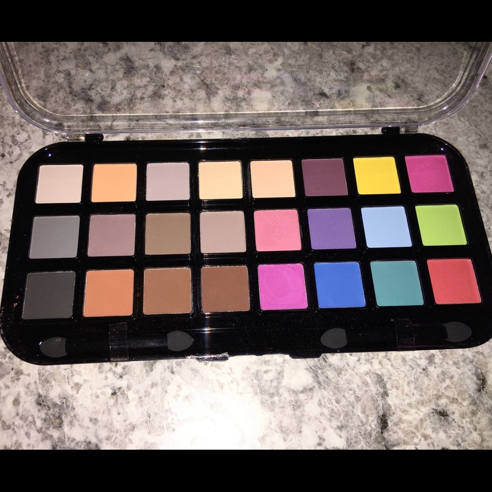 No brand eyeshadow.